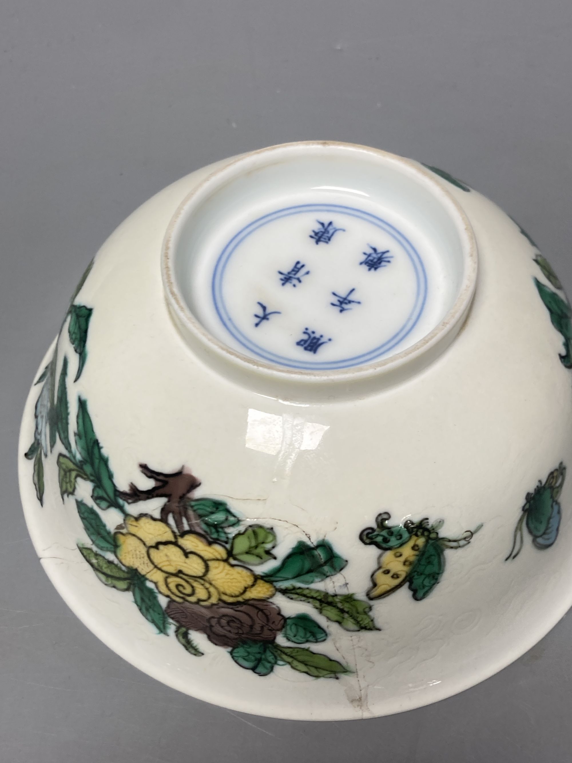 A Chinese famille verte biscuit enamelled incised bowl, diameter 17cm